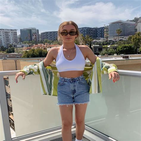 how tall is emma chamberlain in feet|Emma Chamberlain’s Height, Weight, Bio,。